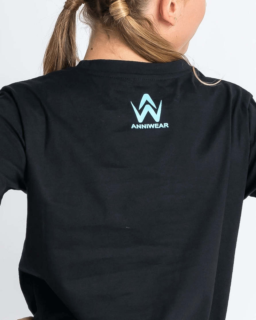 Person wearing a black shirt with Anniwear logo on the back